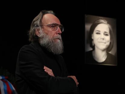 Moscow (Russian Federation), 23/08/2022.- Russian political philosopher Alexander Dugin, leader of the International Eurasian Movement, attends a mourning ceremony for his daughter, Russian journalist and political scientist Darya Dugina (Platonova), at the Ostankino Television Technical Center in Moscow, Russia, 23 August 2022. Dugina, 29, died on 20 August when the car she was driving blew up on a highway near Moscow. (Rusia, Moscú) EFE/EPA/MAXIM SHIPENKOV
