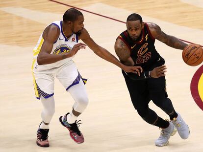 LeBron James y Kevin Durant en la final de la NBA.