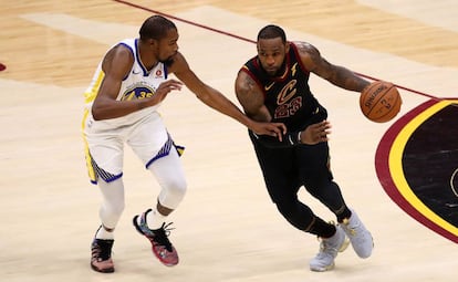 LeBron James y Kevin Durant en la final de la NBA.