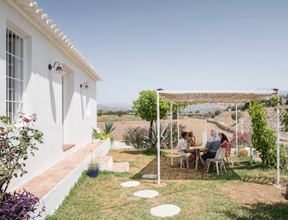 La sombra de un cañizo basta para disfrutar de un lugar donde desayunar o almorzar a la sombra.