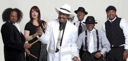 Larry Graham, en el centro, de blanco, con sus Graham Central Station.