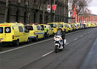 Una hilera de ambulancias, ayer en las proximidades de la estación de Atocha, objeto de uno de los atentados terroristas.