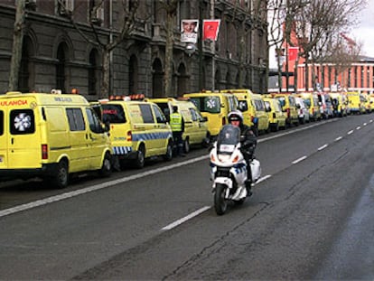 Una hilera de ambulancias, ayer en las proximidades de la estación de Atocha, objeto de uno de los atentados terroristas.