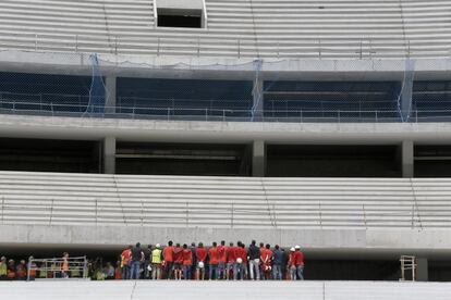 Los jugadores del Atlético observan una de las gradas de La Peineta.