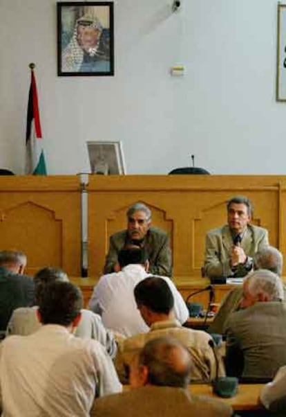 Líderes de las distintas facciones palestinas se reúnen en Gaza para crear una autoridad colegiada en ausencia de Arafat.