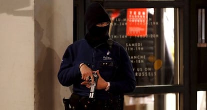 Una agent de la policia fa guàrdia al centre de Brussel·les.