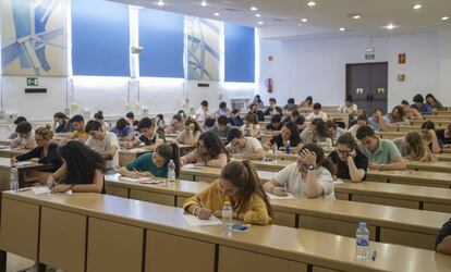 Estudiantes durante el examen de selectividad hoy en la Universidad de Sevilla.