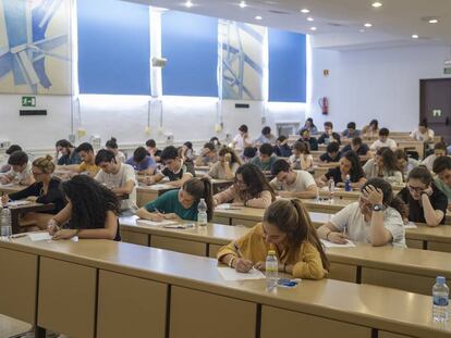 Estudiantes durante el examen de selectividad hoy en la Universidad de Sevilla.