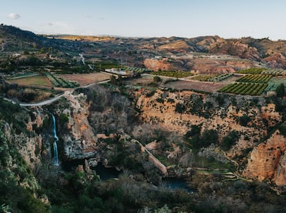 Valencia alberga enclaves tan espectaculares como este salto de agua a las afueras del municipio de Chella. A 70 kilómetros de la capital y rodeada de vegetación, se encuentra una de las cascadas más bellas de la provincia. Con 25 metros de altura y un lago a sus pies, es el lugar perfecto para refrescarse en verano. Si apetece hacer ejercicio, se puede tomar la ruta PR-CV113 y llegar al municipio de Anna caminando.