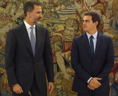 El rey Felipe recibe al líder de Ciudadanos, Albert Rivera (d), en el Palacio de la Zarzuela, en la segunda jornada de su ronda de contactos para buscar candidato a la investidura. 