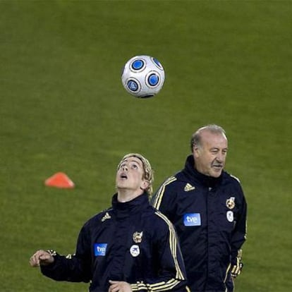 Torres, junto a Del Bosque, en el entrenamiento de ayer de la selección española.