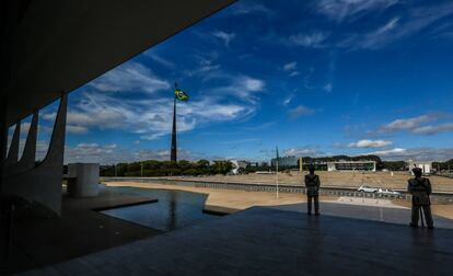 Vista da Praça dos Três poderes de dentro do Palácio do Planalto.