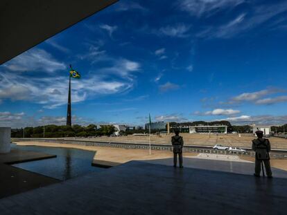 Vista da Pra&ccedil;a dos Tr&ecirc;s poderes de dentro do Pal&aacute;cio do Planalto.