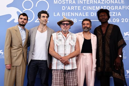 Duke Nicholson, Louis Cancelmi, Julian Schnabel, Oscar Isaac y Benjamin Clementine posan durante un 'photocall' de 'In the Hand of Dante', fuera de competición, en el 82º Festival de Cine de Venecia, el 3 de septiembre de 2025.