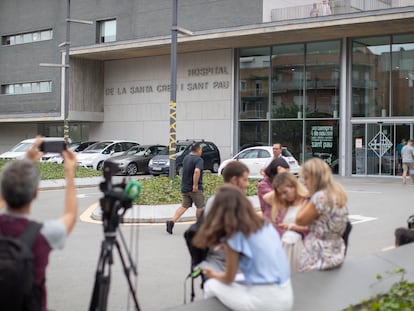 Un grupo de periodistas monta guardia ante el Hospital de Sant Pau de Barcelona donde se halla ingresado Jordi Pujol.