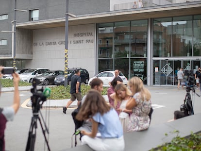 Un grupo de periodistas monta guardia ante el Hospital de Sant Pau de Barcelona donde se halla ingresado Jordi Pujol.