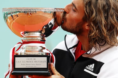 Tsitsipas besa el trofeo de campeón, este domingo en Montecarlo.