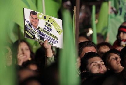 Simpatizantes de Rafael Correa asisten a su cierre de campa&ntilde;a, el jueves pasado.