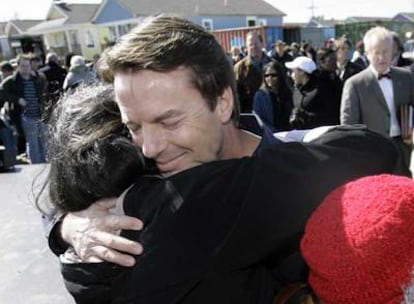 John Edwards abraza a una seguidora tras anunciar en Nueva Orleans que se retira de la carrera electoral .