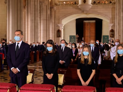 El Rey, la Reina, la princesa Leonor y la infanta Sofía, durante el funeral por las victimas de la covid-19 celebrado en la catedral de La Almudena, en Madrid.