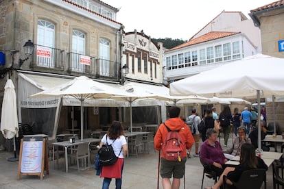 Terrazas en una plaza del puerto de Muros (A Coruña).