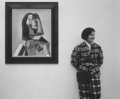Brigitte Baer, amb l'obra de Picasso 'Bust de dona'.
