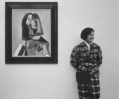 Brigitte Baer, junto a la obra de Picasso 'Busto de Mujer'.