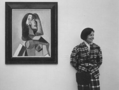 Brigitte Baer, junto a la obra de Picasso &#039;Busto de Mujer&#039;.