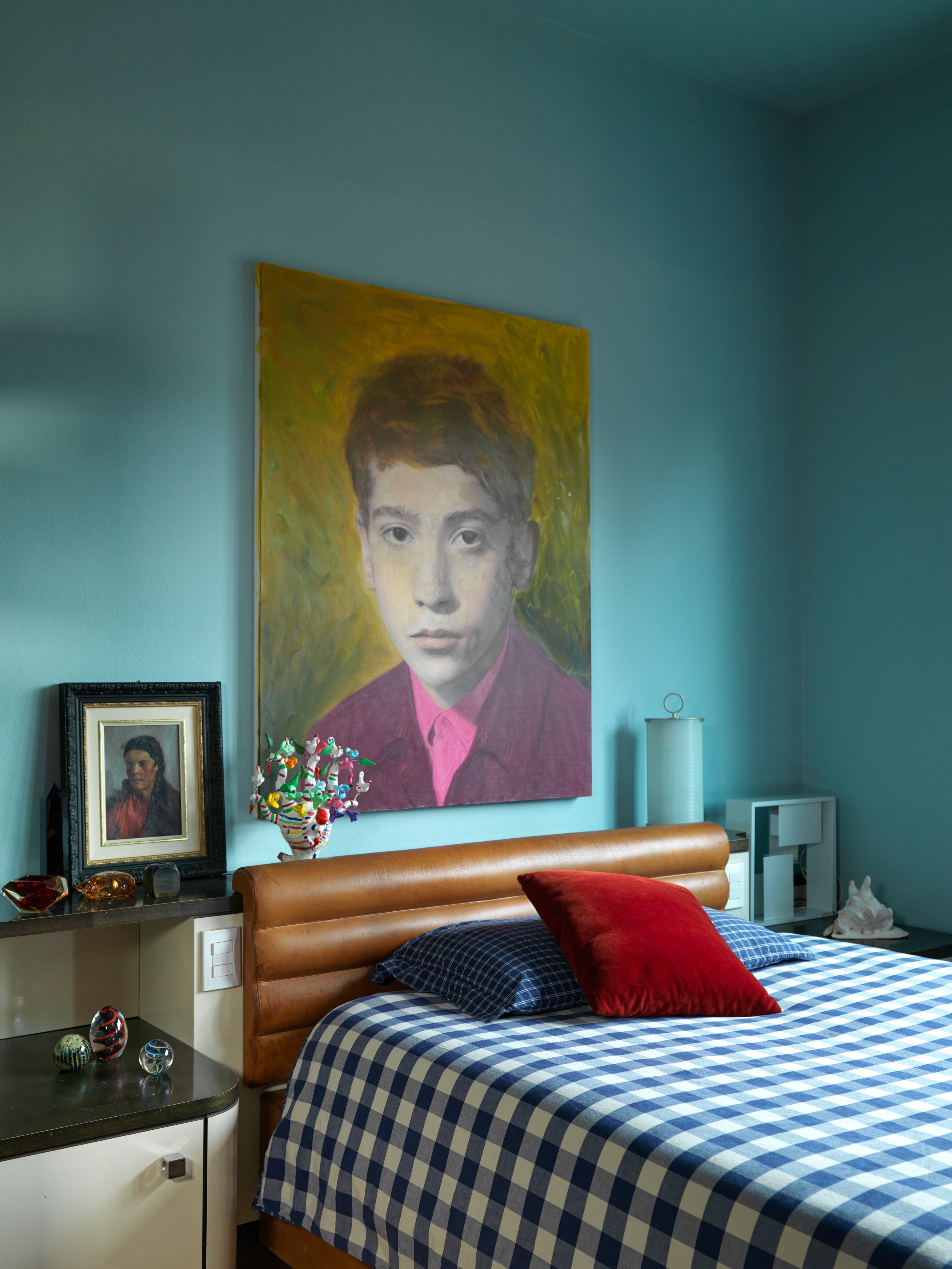 El dormitorio art déco, presidido por un retrato del artista adolescente.