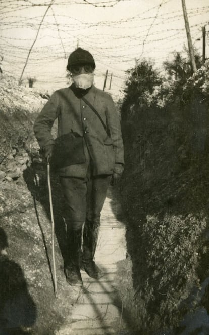 Mesmo com seu uso proibido desde 1907, na Primeira Guerra Mundial se utilizaram quase 51.000 toneladas de gases venenosos que provocaram a morte a 1,3 milhão de pessoas, entre elas centenas de milhares de civis. O cabo Raymond Pedraglio, do 116 Regimento de Infantaria francês, registrou um de seus colegas equipado com uma máscara anti-gás.