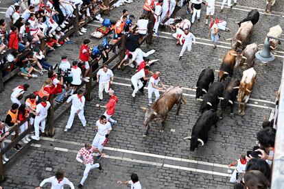  Mozos perseguidos de cerca por los toros de la ganadería extremeña Jandilla.