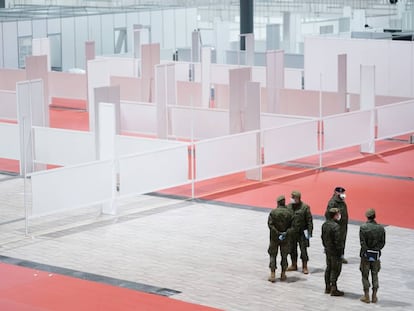 Miembros del Ejército en el pabellón de Ifema habilitado como coronavirus.
 