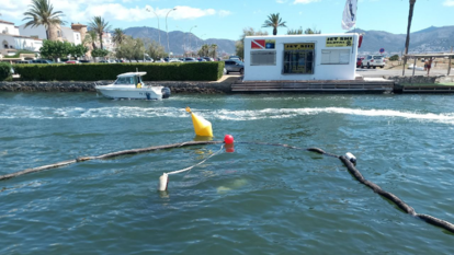 La zona balizada de Empuriabrava donde han caído dos vehículos al canal.