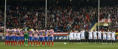Los jugadores del Atlético y del Sevilla, en el partido de ida.
