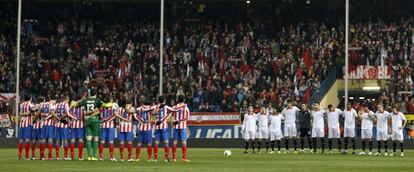 Los jugadores del Atl&eacute;tico y del Sevilla, en el partido de ida.