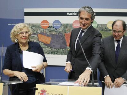 Desde la izquierda, Manuela Carmena, alcaldesa de Madrid, Íñigo de la Serna, ministro de Fomento, y Antonio Béjar, presidente de DCN, el pasado julio.