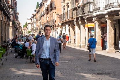 El alcalde de Alcalá, Javier Rodríguez Palacios, en la calle Mayor.