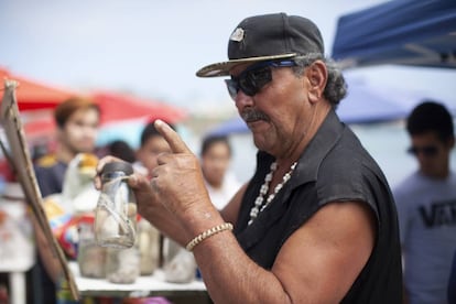 Demetrio Álvarez, con uno de sus tiburones.