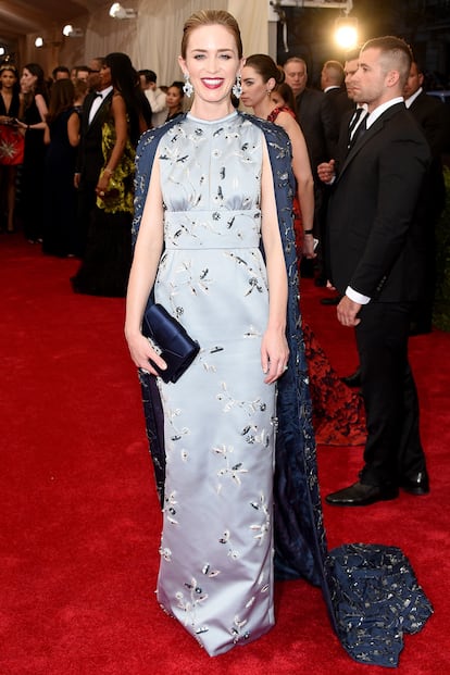 Emily Blunt, de Prada y con capa