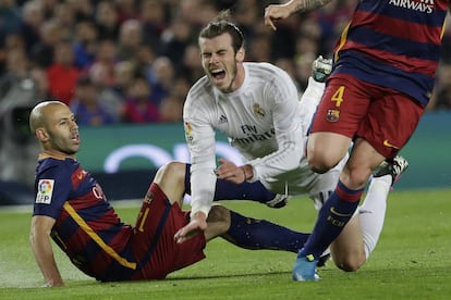 Gareth Bale recibe una entrada de Javier Mascherano durante el partido. 