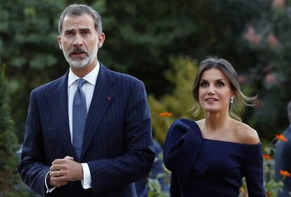 Los Reyes, a su llegada a la exposición. Es la segunda visita oficial que realizan a Francia desde su proclamación.