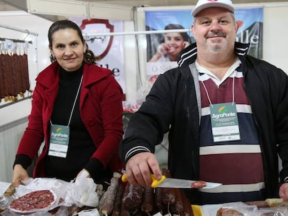 Andreia e Paulo Colle, que cuidam de uma beneficiadora de porco.