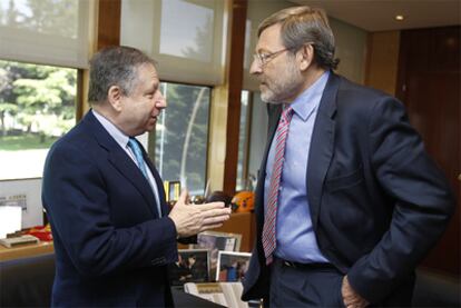 Jean Todt conversa con Jaime Lissavetzky, con el que trabajará también para remodelar el automovilismo