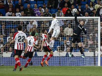 Kepa despeja de puños ante Cristiano.