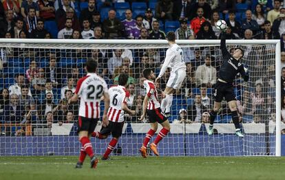 Kepa despeja de puños ante Cristiano.