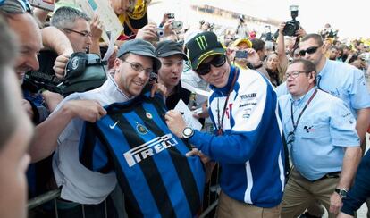 Valentino Rossi es un fanático del Inter. Aquí le vemos firmando una de las camisetas del equipo en Francia, en 2010.