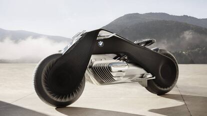 El prototipo Motorrad Vision Next 100 de BMW, presentado en 2016, es 100% eléctrico, muy estable y se maneja con un visor inteligente que presenta al piloto información en tiempo real sobre el vehículo y su entorno.