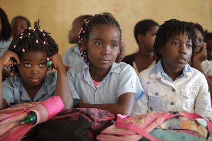 La administración de la vacuna contra el papiloma humano se hará en los colegios. En la imagen, un grupo de niñas en una escuela de Mozambique.