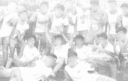 El crimen de Martín Ponce sacudió profundamente la pequeña localidad de La Cumbre. Fue cubierto por noticieros nacionales y marcó al Club 25 de Mayo, donde el chico, de 14 años, había jugado toda su infancia y adolescencia. Sus hermanas mayores, Jésica y Gisela, en la última fotografía.