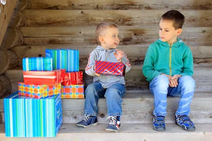 Dos niños con los regalos de Navidad